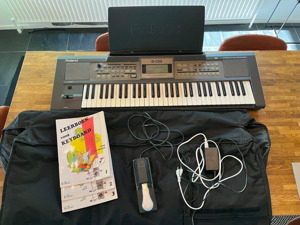 Keyboard Roland E-09, Muziek en Instrumenten, Ophalen, Roland, Aanslaggevoelig, 61 toetsen