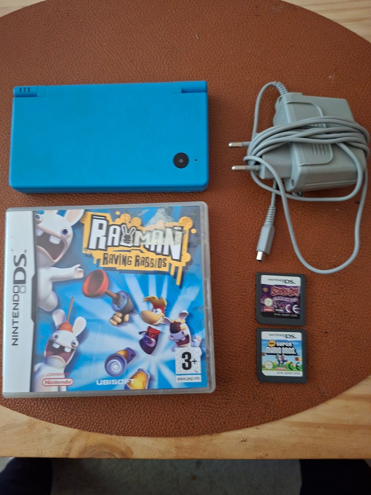 Nintendo DSi  Blauw met games en oplader, Spelcomputers en Games, Spelcomputers | Nintendo DS, Blauw, Dsi, Ophalen of Verzenden