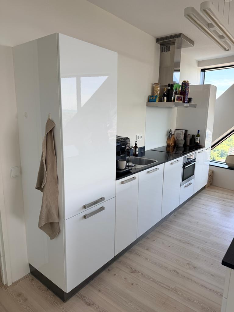 Kvik Keuken met keukeneiland (wit met zwart aanrechtblad), Huis en Inrichting, Ophalen, Gebruikt, Wit, Graniet of Steen