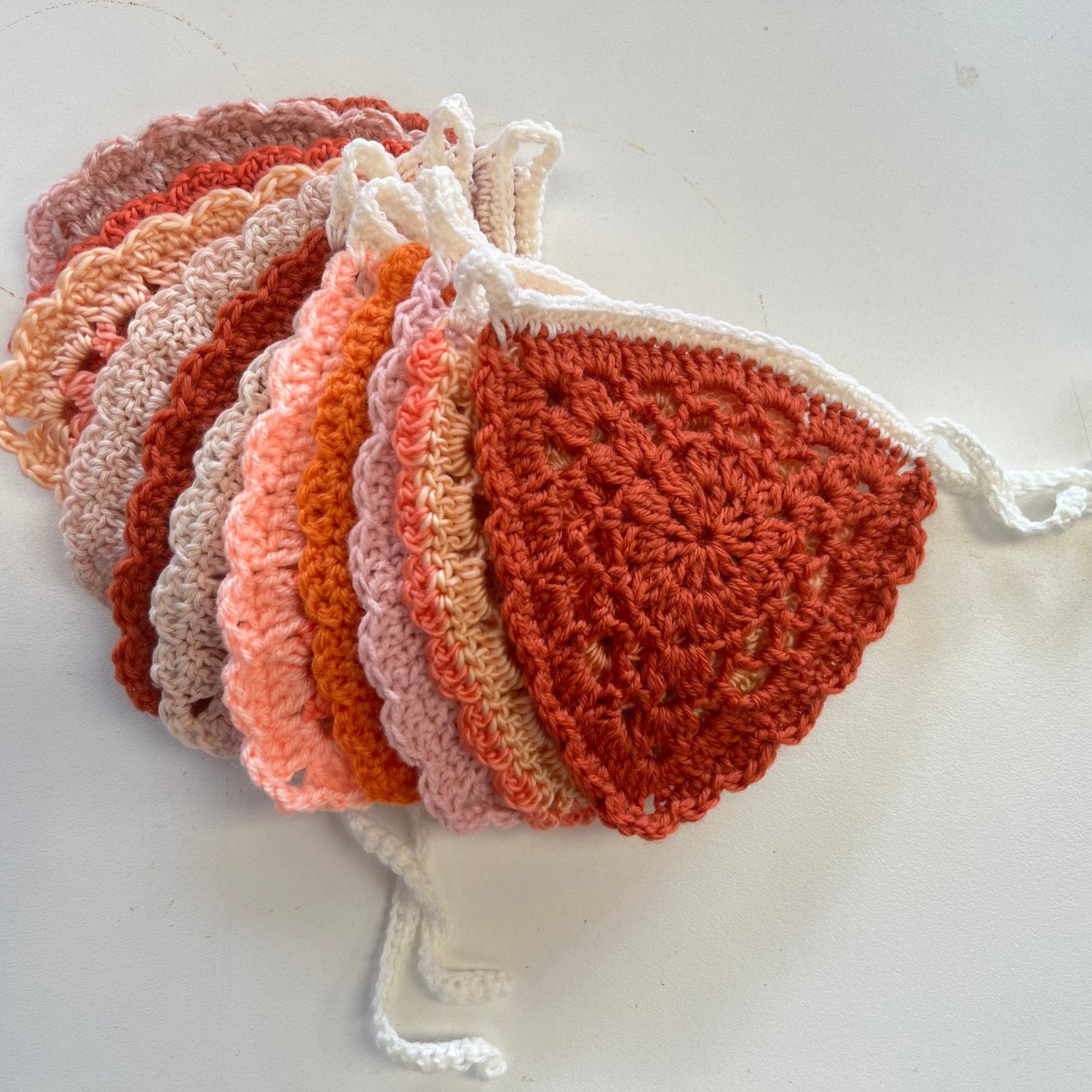 Gehaakt vlaggenlijntje - In roze, beige en oranje tinten., Ophalen of Verzenden, Nieuw, Versiering, Overige
