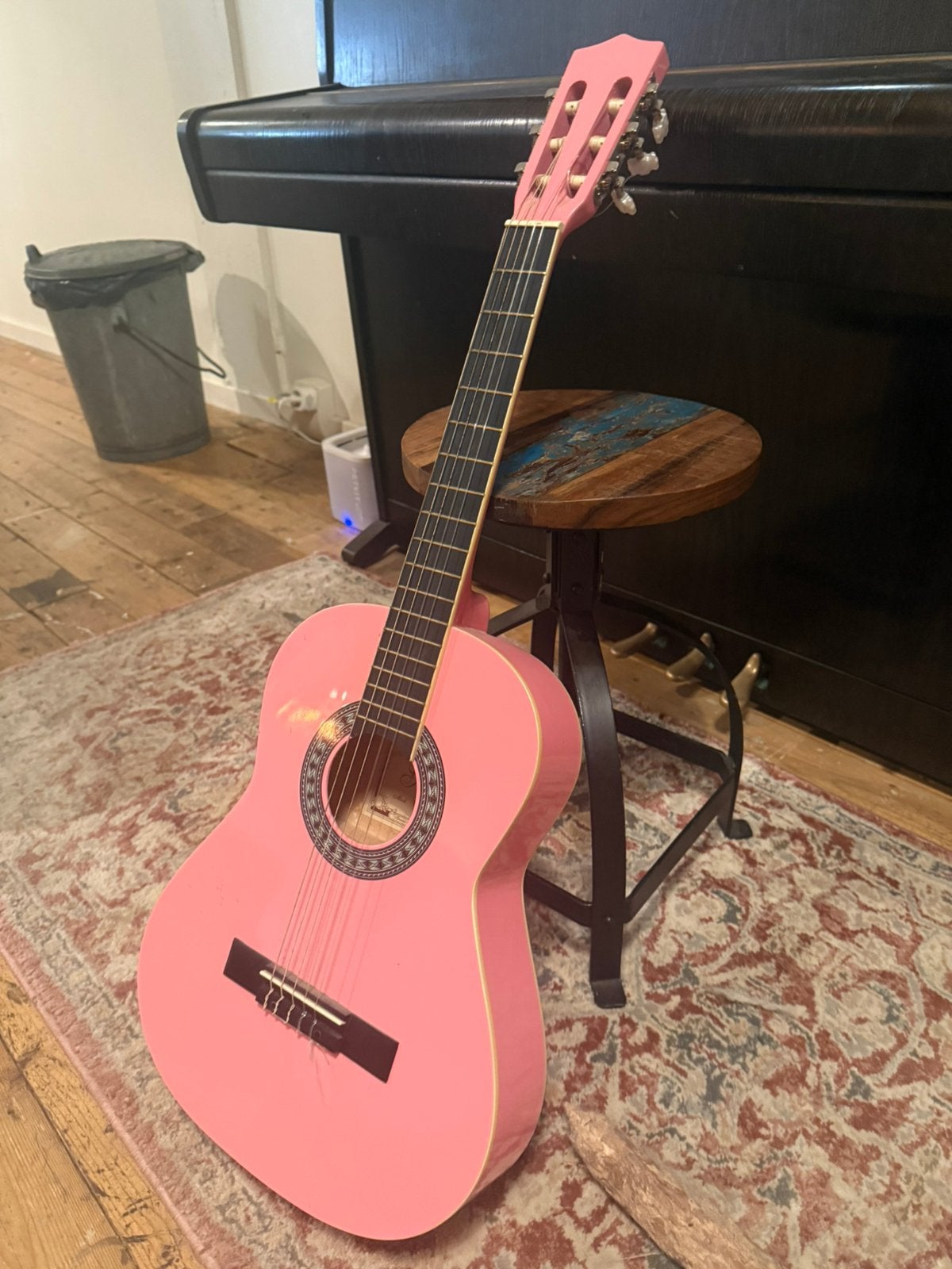Roze Gomez kindergitaar / klassieke gitaar – nylon snaren, Muziek en Instrumenten, Snaarinstrumenten | Gitaren | Akoestisch, Ophalen