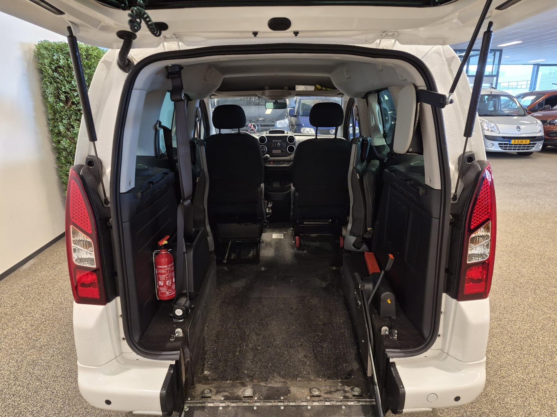 Peugeot Partner Rolstoelauto Automaat Zelfrijder Rolstoel 1e, Auto's, Automaat, 12 maanden, Stof, Gebruikt