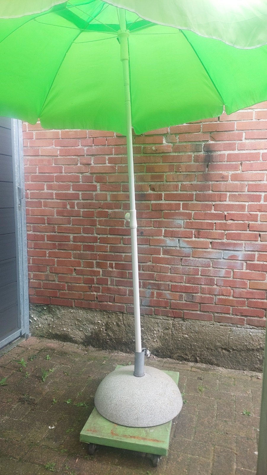 Parasol licht groen knikbaar incl betonvoet, Ophalen, Stokparasol