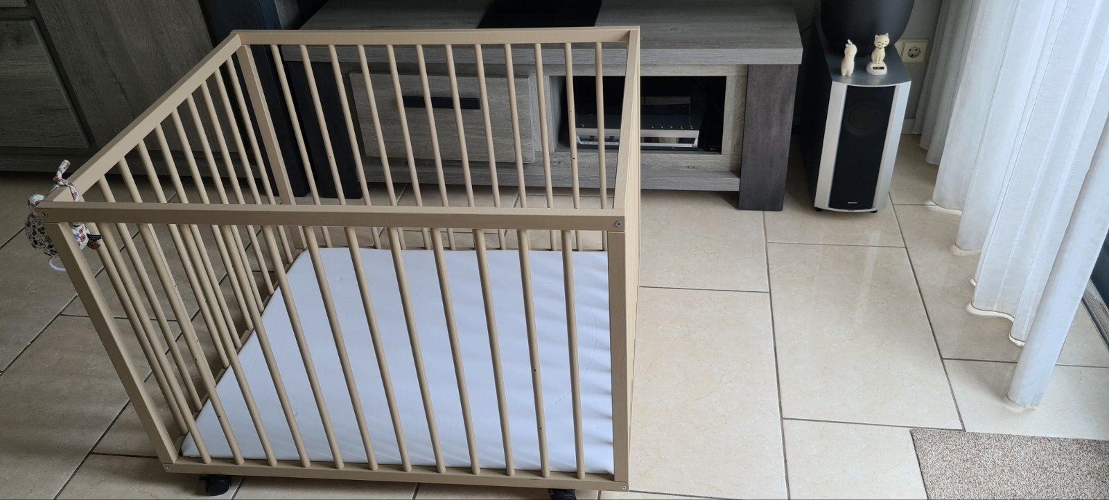 Houten box met wieltjes en matras, Ophalen of Verzenden, Gebruikt, Vierkant, Wieltjes