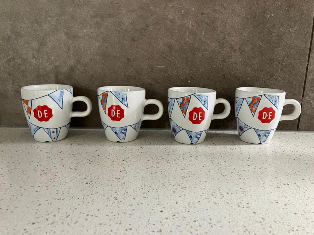 4 Douwe Egberts senseo kopjes - vlaggenlijn, Ophalen of Verzenden, Zo goed als nieuw, Overige stijlen, Kop(pen) en/of Schotel(s)