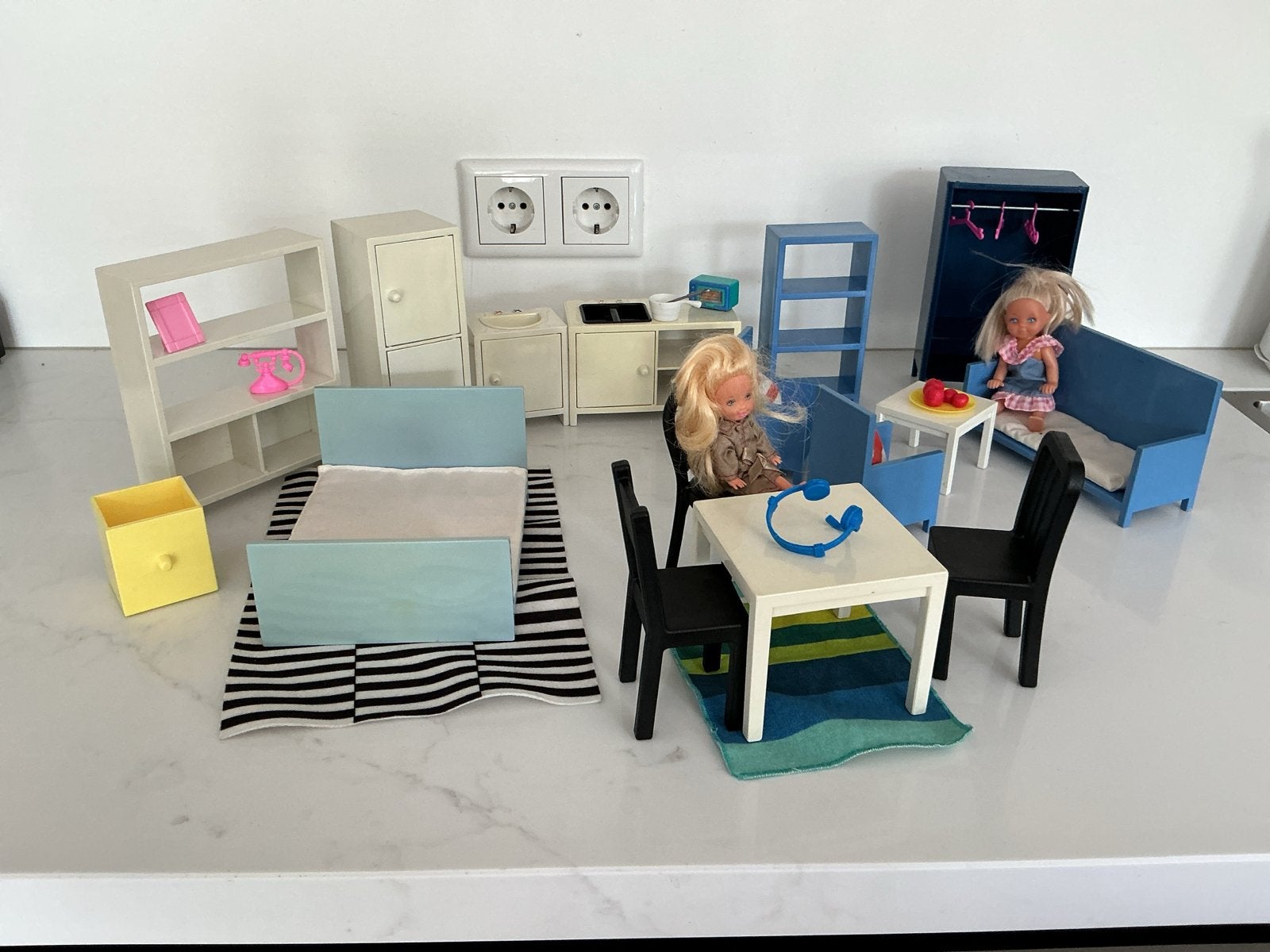 Vintage poppenhuis meubels en poppen ikea, Kinderen en Baby's, Speelgoed | Poppen, Gebruikt, Overige typen, Ophalen of Verzenden