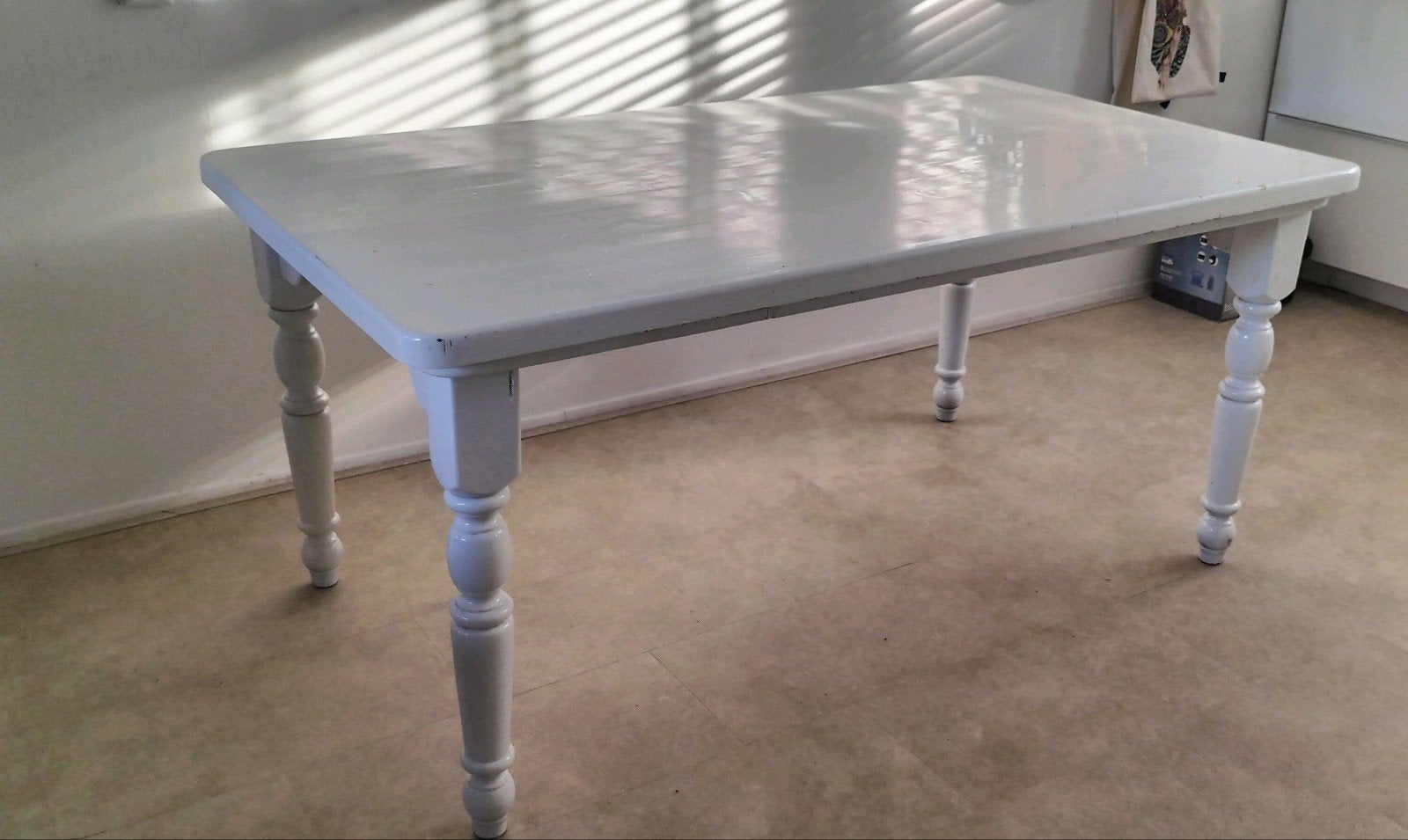 Witte houten eettafel met gedraaide poten, Huis en Inrichting, Ophalen, Gebruikt, 100 tot 150 cm, Klassiek