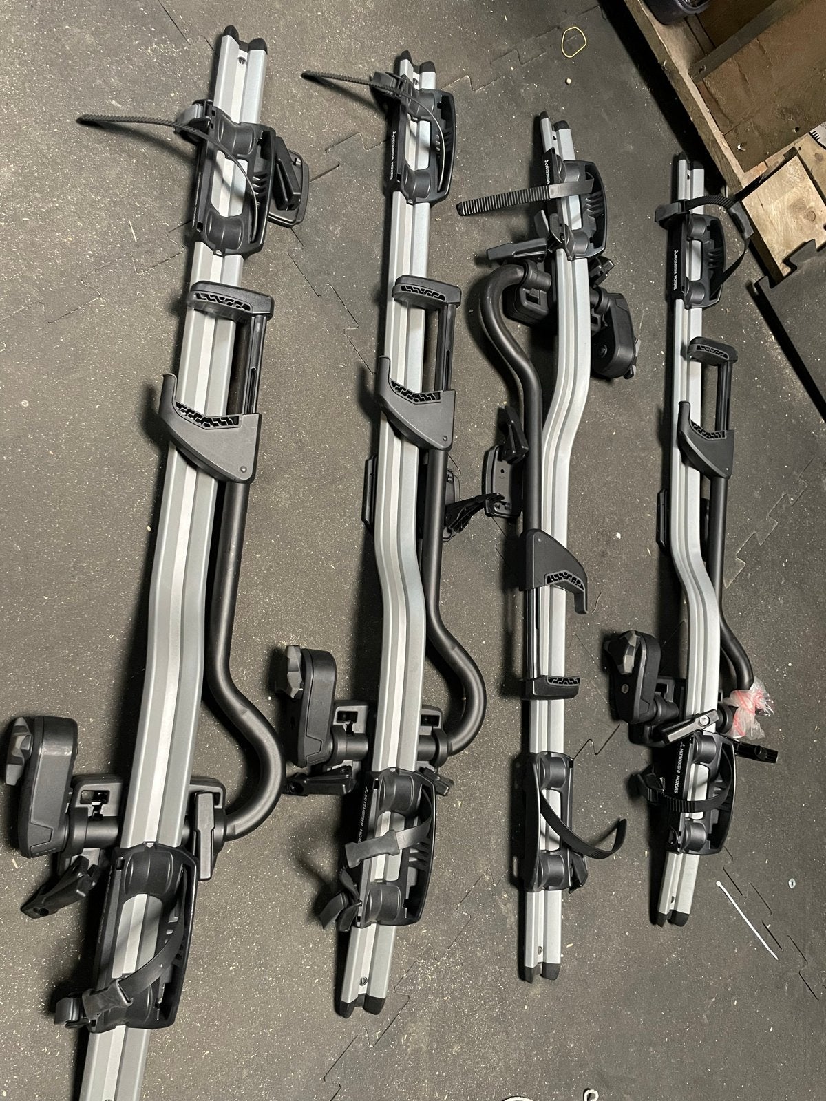 Thule ProRide 598 dak fietsendragers (4 stuks) Mitsubishi, Ophalen, 3 fietsen of meer, Gebruikt, Dakdrager