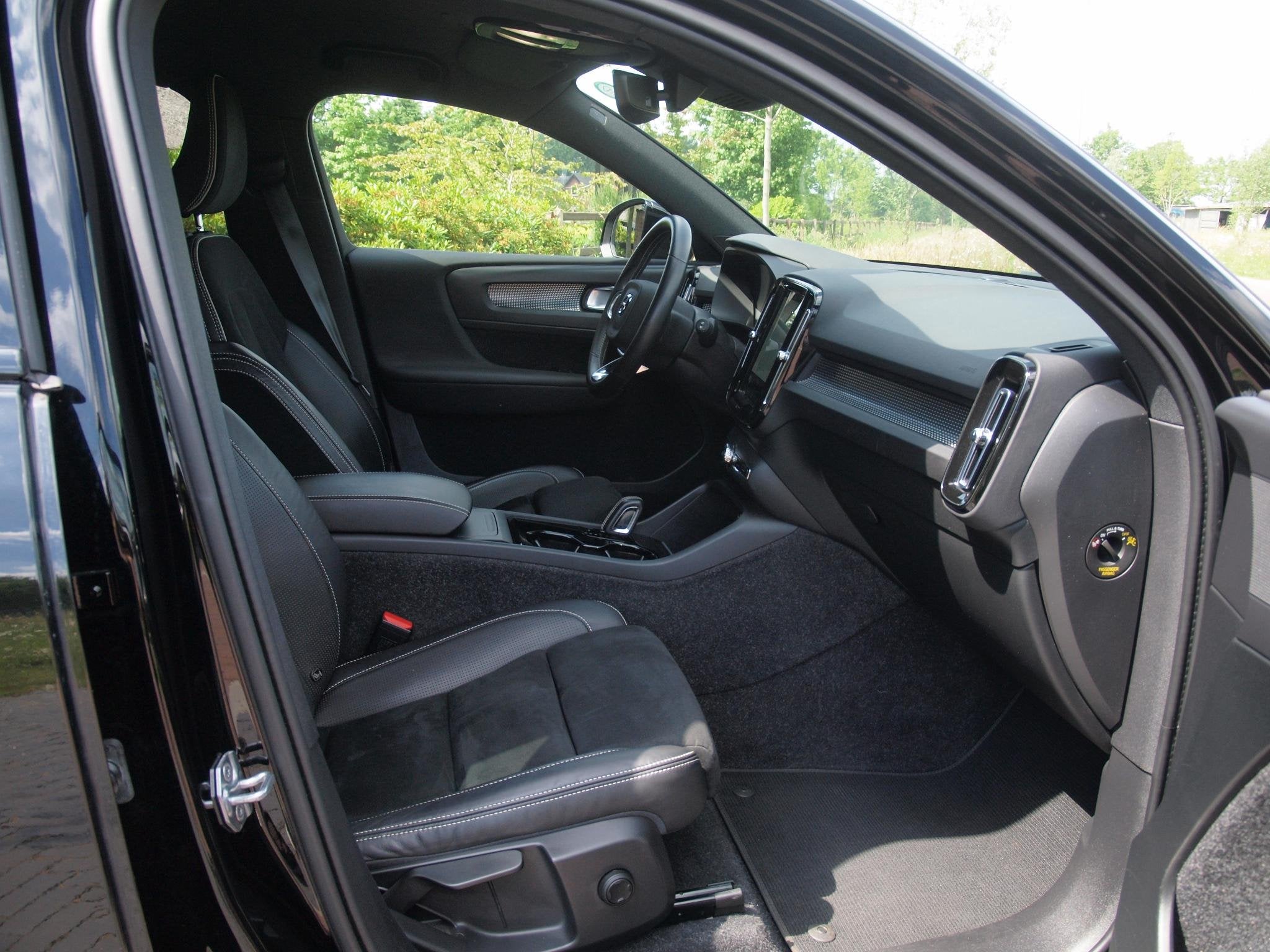 Volvo XC40 Recharge P8 AWD R-Design | SOH 91% | Trekhaak | P, Automaat, Gebruikt, 40 min, Zwart