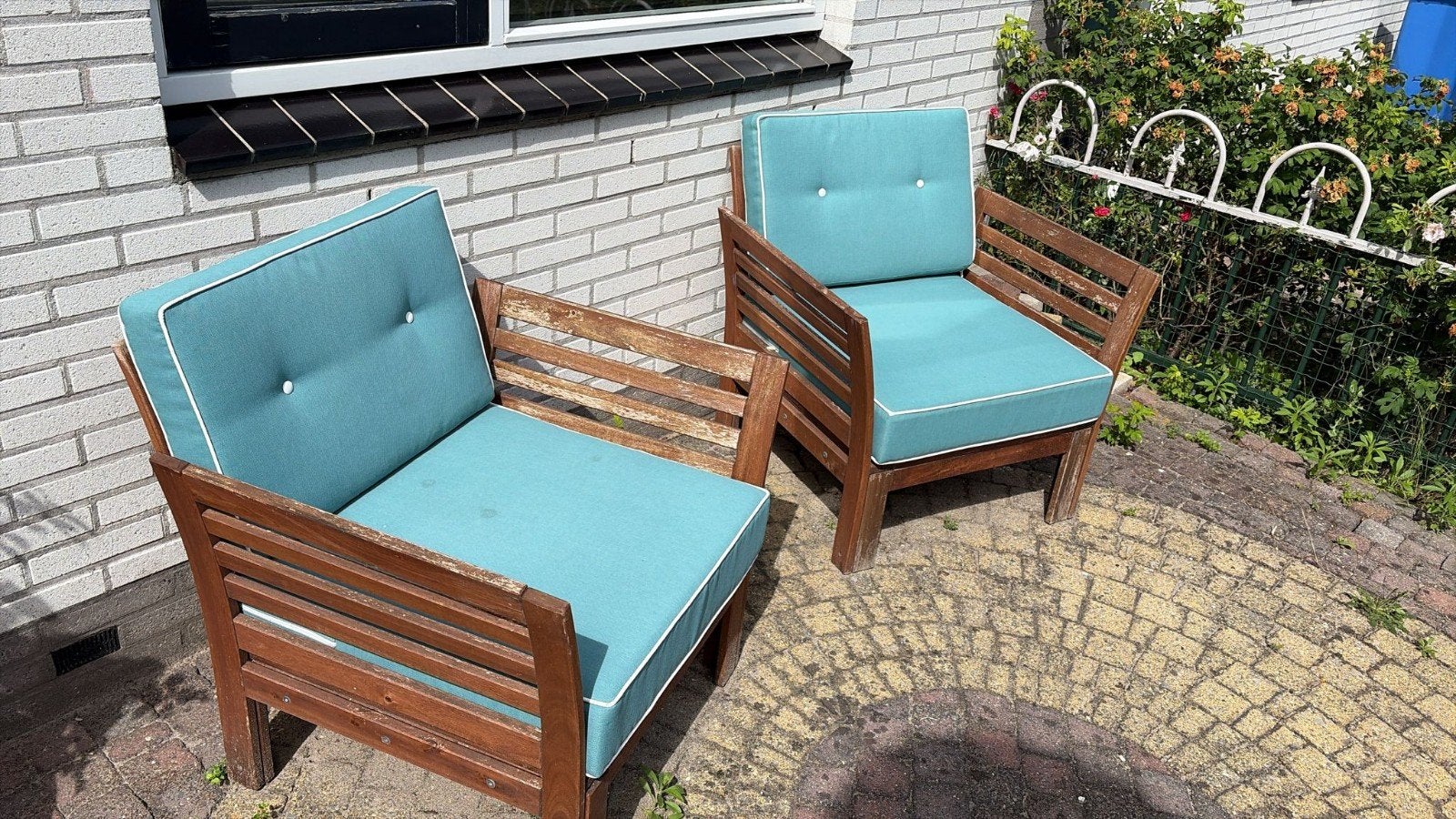 Twee houten tuinstoelen met turquoise kussens, Tuin en Terras, Ophalen of Verzenden