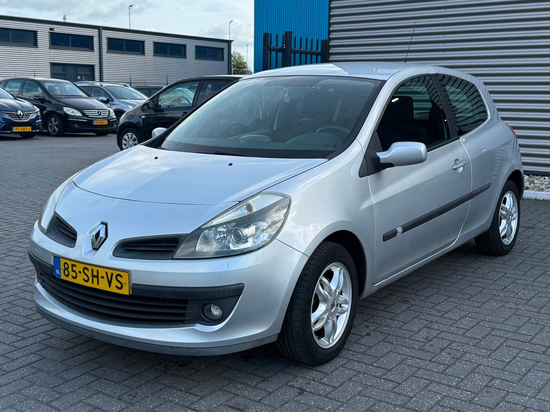 Renault Clio 1.2-16V Team Spirit | NIEUWE DISTRIBUTIE!, Auto's, Voorwielaandrijving, 535 kg, Gebruikt, 4 cilinders
