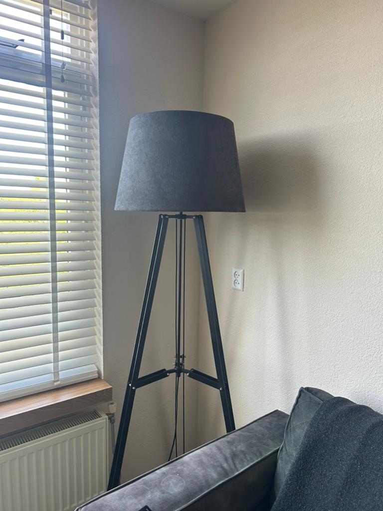 Lamp. Staande lamp. Zwarte lamp. Driepoot grote lamp.RIVIERA, Huis en Inrichting, Lampen | Vloerlampen, Zo goed als nieuw, 150 tot 200 cm