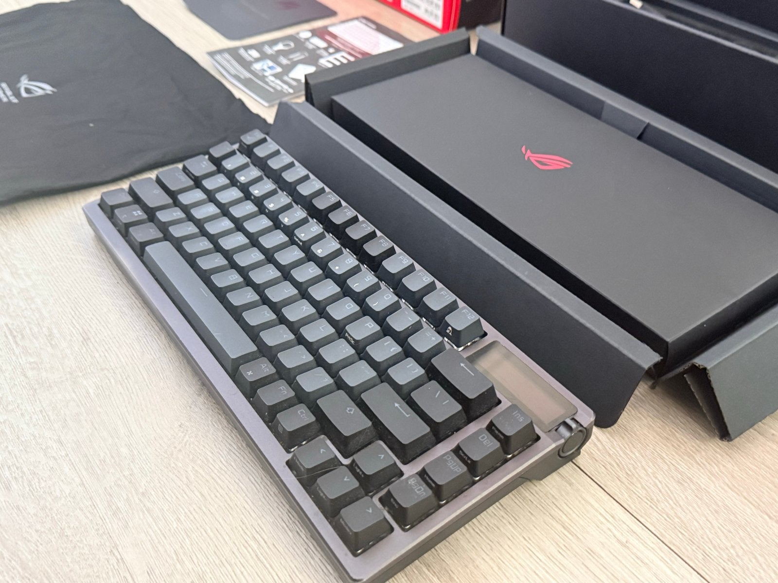 Foto 3 van ASUS ROG AZOTH Gaming Toetsenbord - Zo goed als nieuw