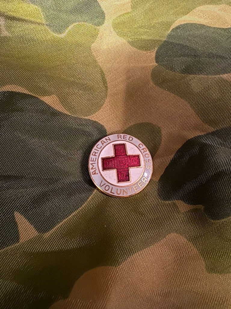 Tweede wereldoorlog US red cross volunteer badge (1), Verzamelen, Ophalen of Verzenden, Landmacht, Amerika, Embleem of Badge