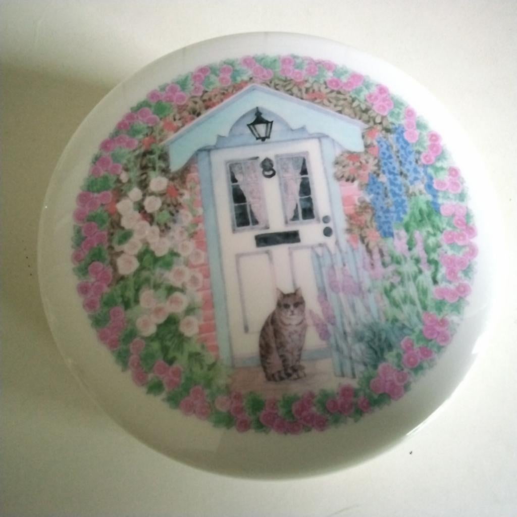 Cloverleaf  onderzetters  met hond of kat bij de deur, Ophalen, Nieuw, Glas of Kopje