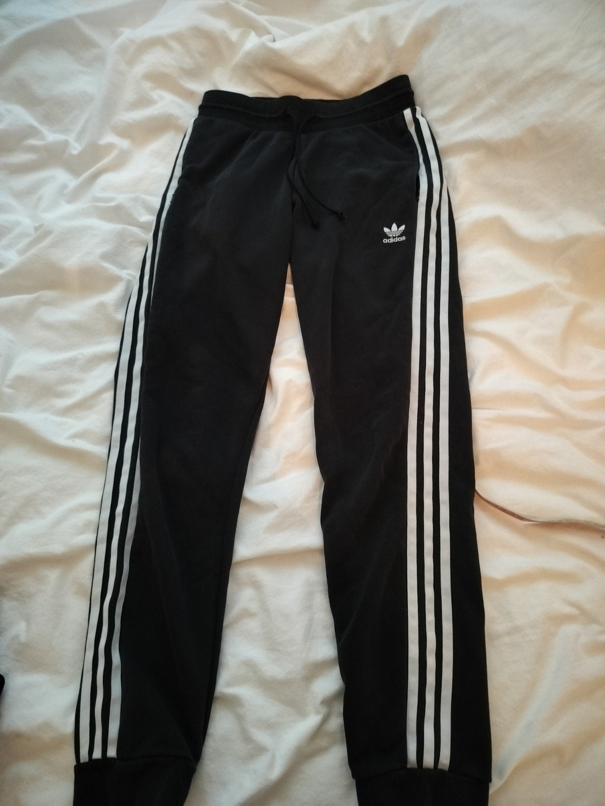 zwarte adidas broek  witte bies  en ritsen, Zwart, Overige typen, Zo goed als nieuw, Maat 36 (S)