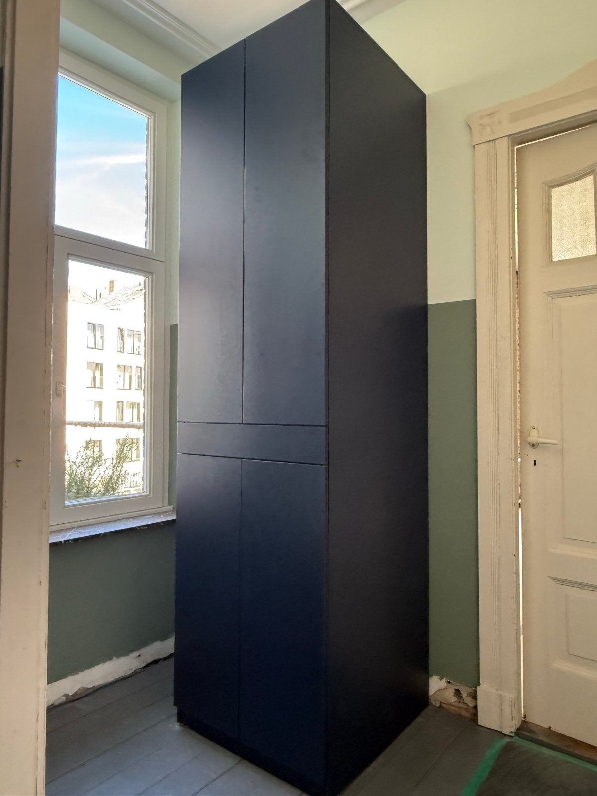 Hoge donkerblauwe wasmachine en drogerkast met vouwplank, Huis en Inrichting, 200 cm of meer, Zo goed als nieuw, Met lade(s), 25 tot 50 cm
