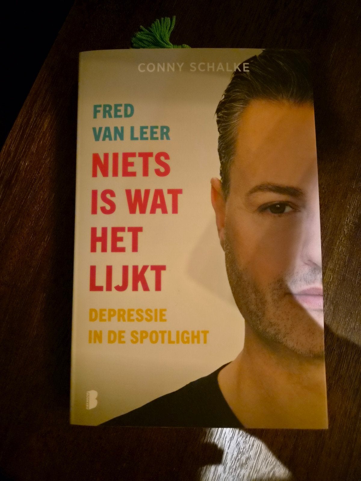 Niks is wat het lijkt - Fred van Leer (gesigneerd), Ophalen of Verzenden, Gelezen, Fred van Leer