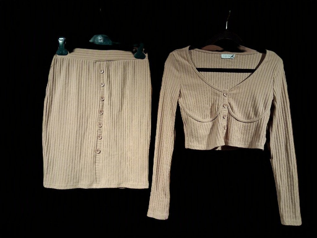 Setje beige rokje en top met knoopjes M Eight Paris, Kleding | Dames, Maat 38/40 (M), Kostuum of Pak, Beige, Ophalen of Verzenden