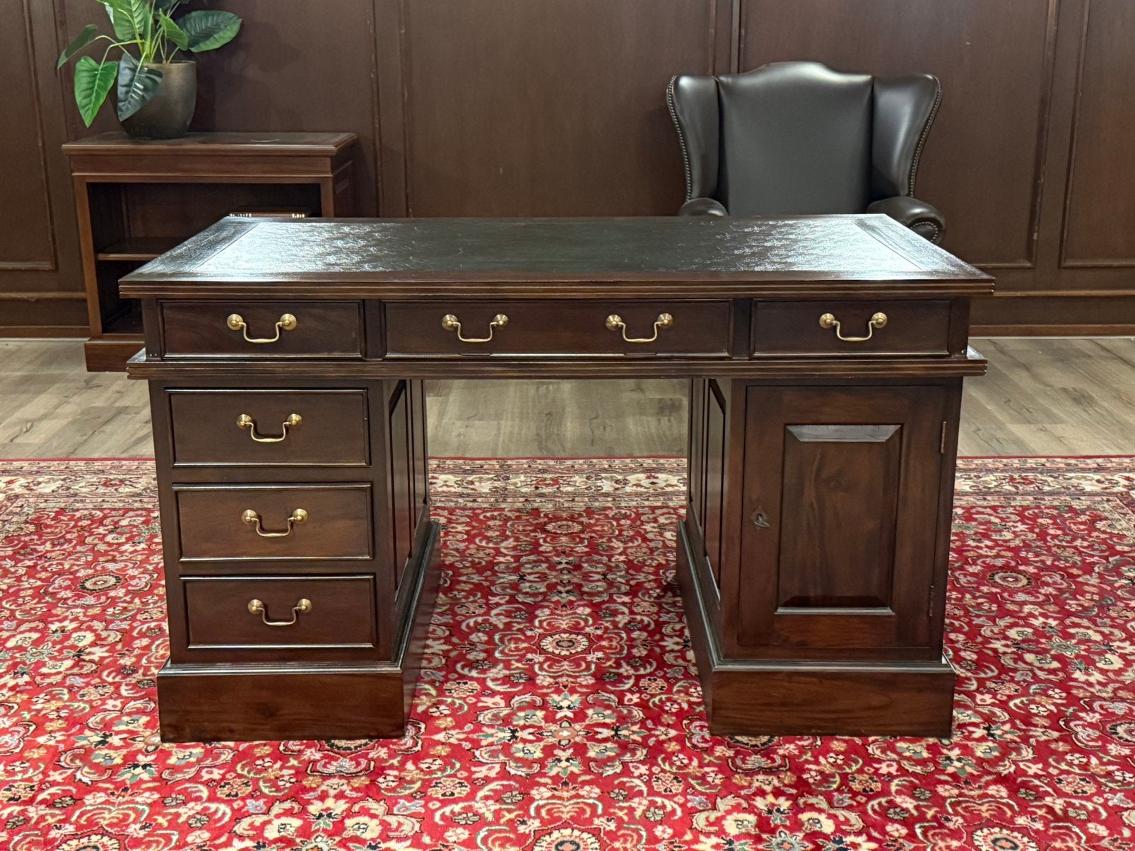Klassiek Engels bureau #680, Huis en Inrichting, Bureaus, Overige typen, 135 cm, Hout, Bruin