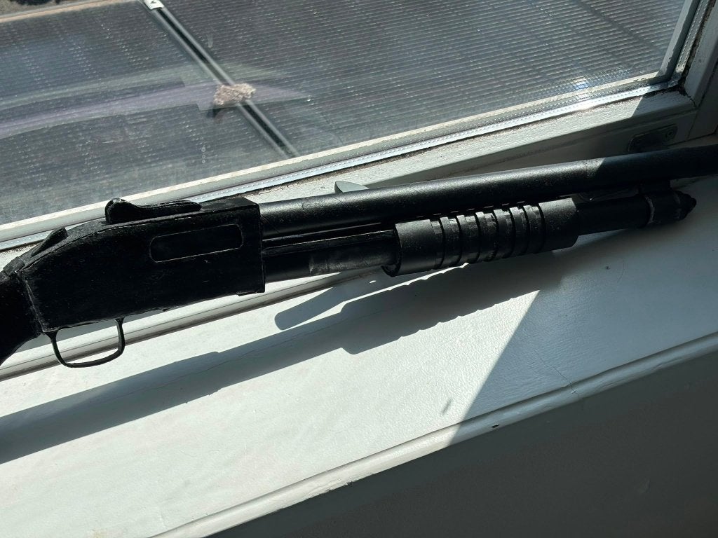 Handgemaakte kartonnen mossberg 590 wapen, 100 cm of meer, Minder dan 35 cm, Ophalen of Verzenden, Minder dan 40 cm