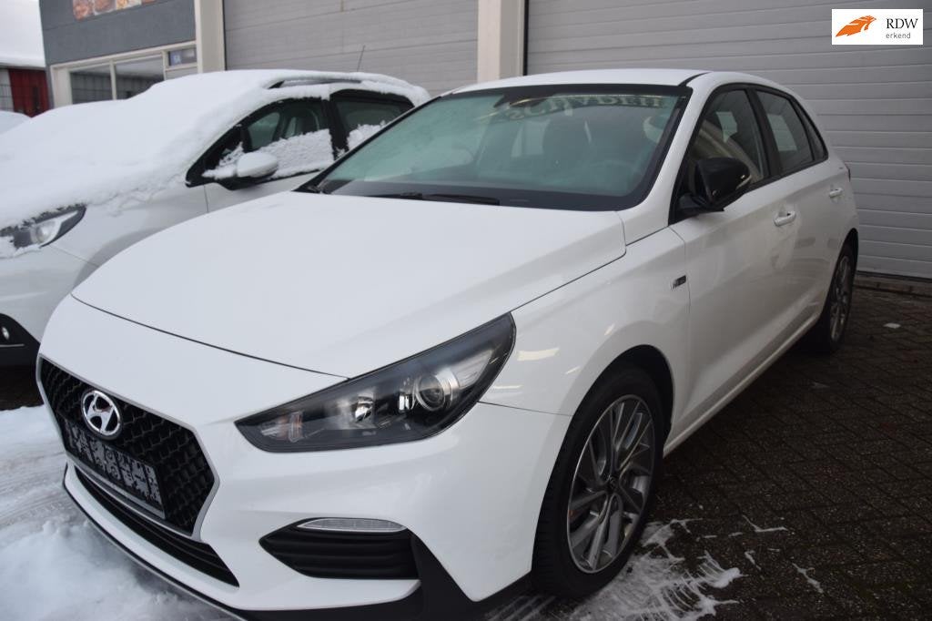 Hyundai I30 Fastback 1.0 T-GDI DRIVE, HELE NETTE AUTO VAN BJ, Auto's, Voorwielaandrijving, Gebruikt, Wit, Automatische klimaatregeling