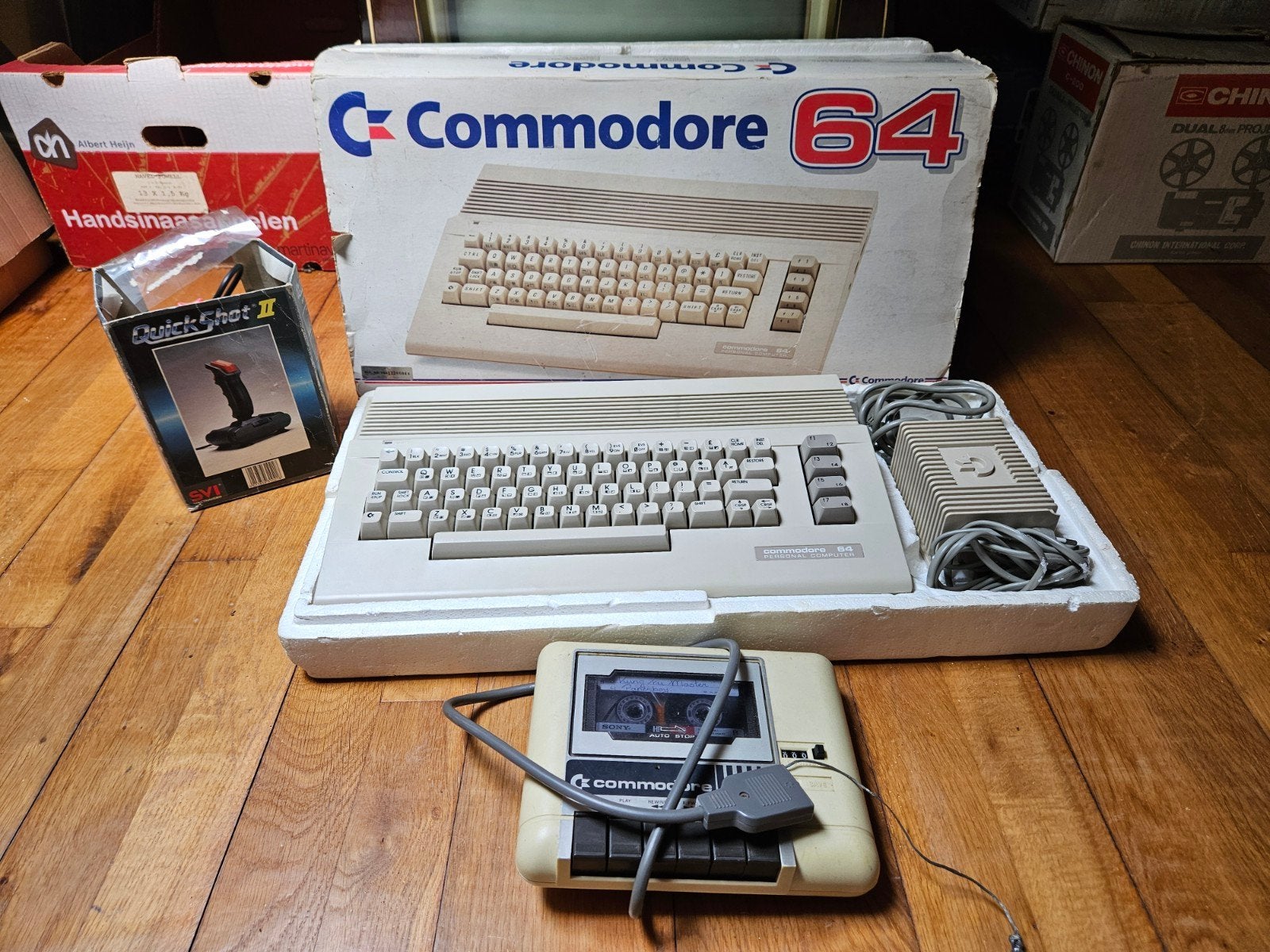 Commodore 64 met doos, QuickShot II joystick en datasette, Spelcomputers en Games, Spelcomputers | Atari, Zo goed als nieuw, Met 1 controller