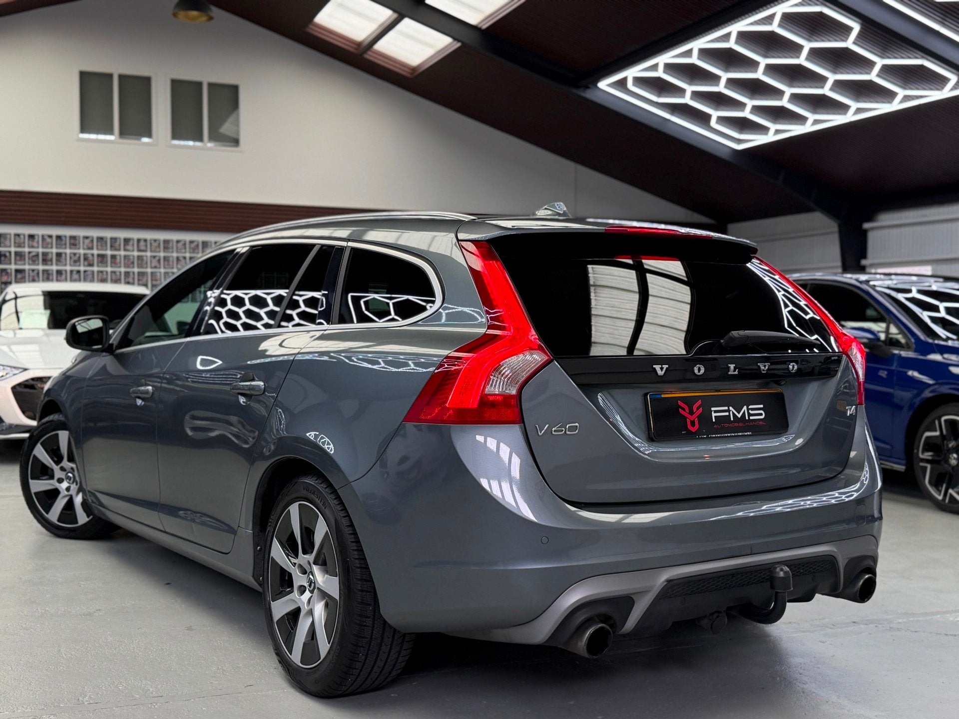 Volvo V60 2.0 T4 R-Design Camera Schuifdak Trekhaak, Gebruikt, 1969 cc, Handgeschakeld, 1600 kg