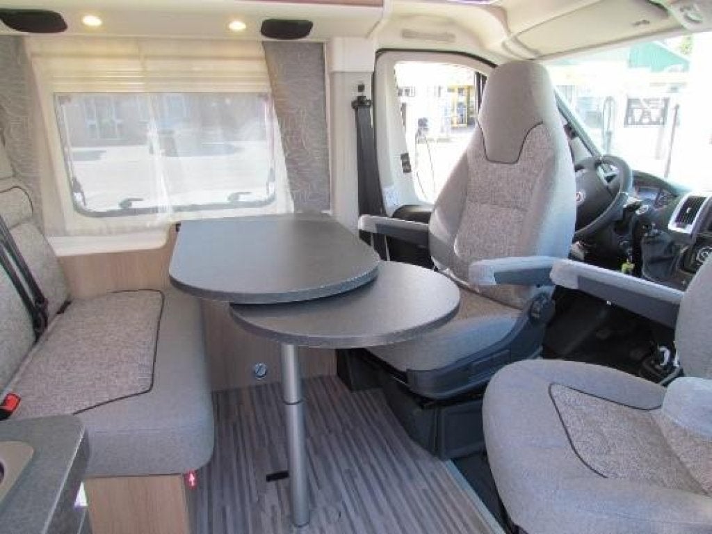 Malibu First Class Two Room 640 LERB Lengtebedden, Automaat, Caravans en Kamperen, Campers, Automaat, Elektrische ramen, Koelkast