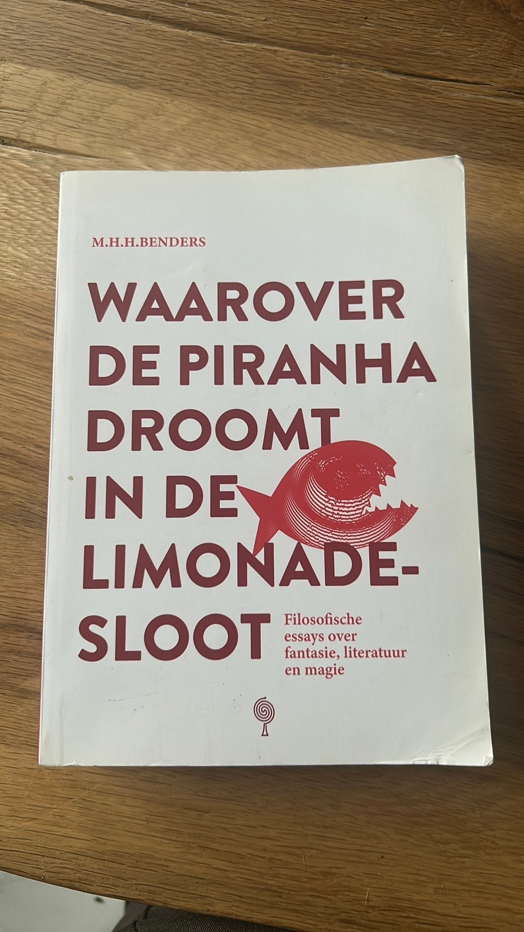 Waarover de Piranha Droomt - M.H.H. Benders, Ophalen of Verzenden, Zo goed als nieuw, Nederland