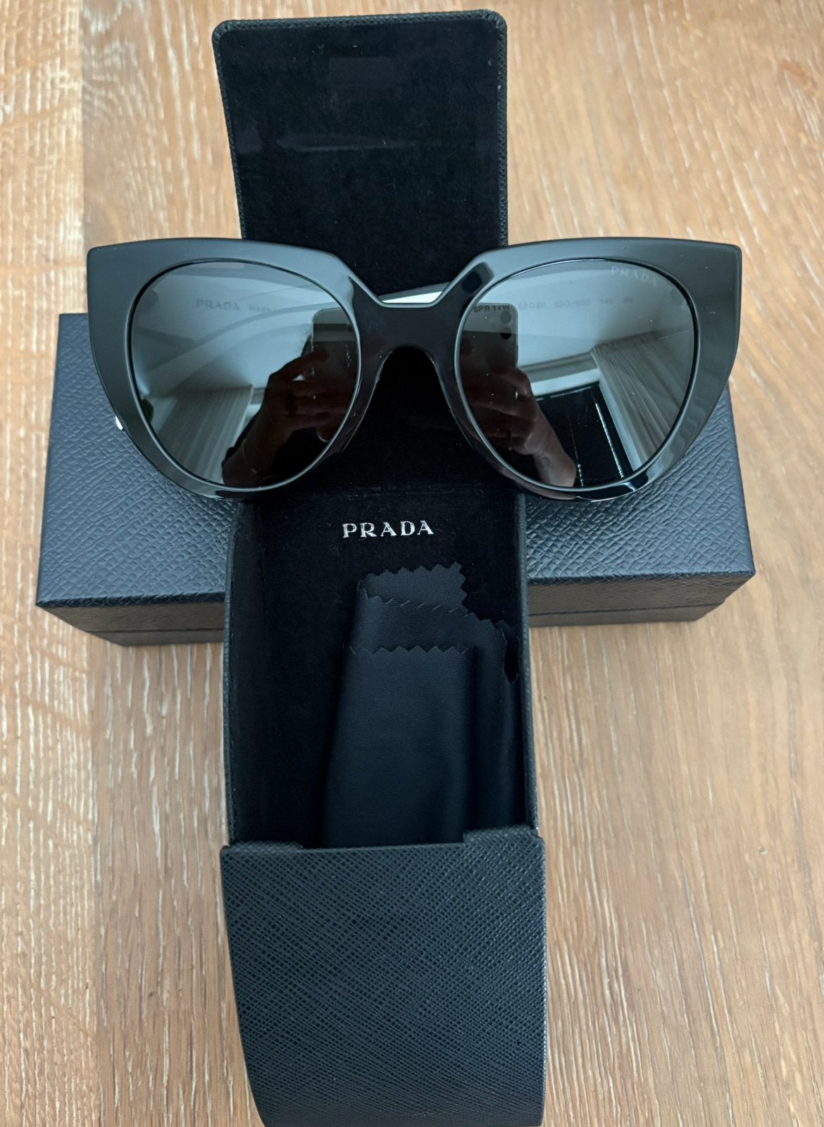 Prada PR 14WS Zonnebril, Ophalen of Verzenden, Zo goed als nieuw, Zwart, Prada