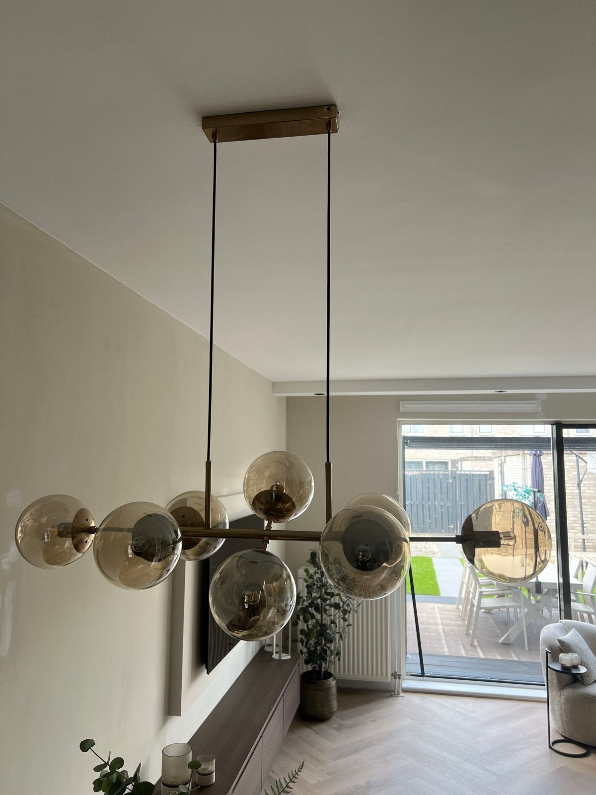 Moderne hanglamp met 8 amberkleurige glazen bollen, Ophalen, Zo goed als nieuw, Glas, E14 (klein)