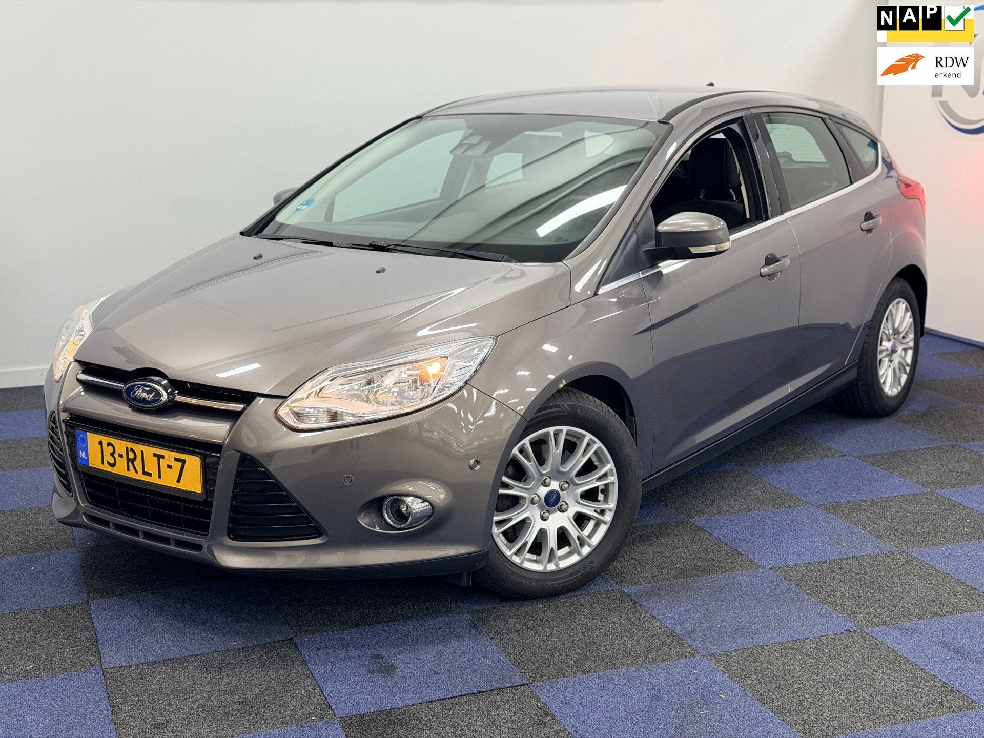 Ford Focus 1.6 EcoBoost Titanium / DISTRIEBUTIE-WP VERVANGEN, Auto's, Gebruikt, 4 cilinders, Bedrijf, Handgeschakeld