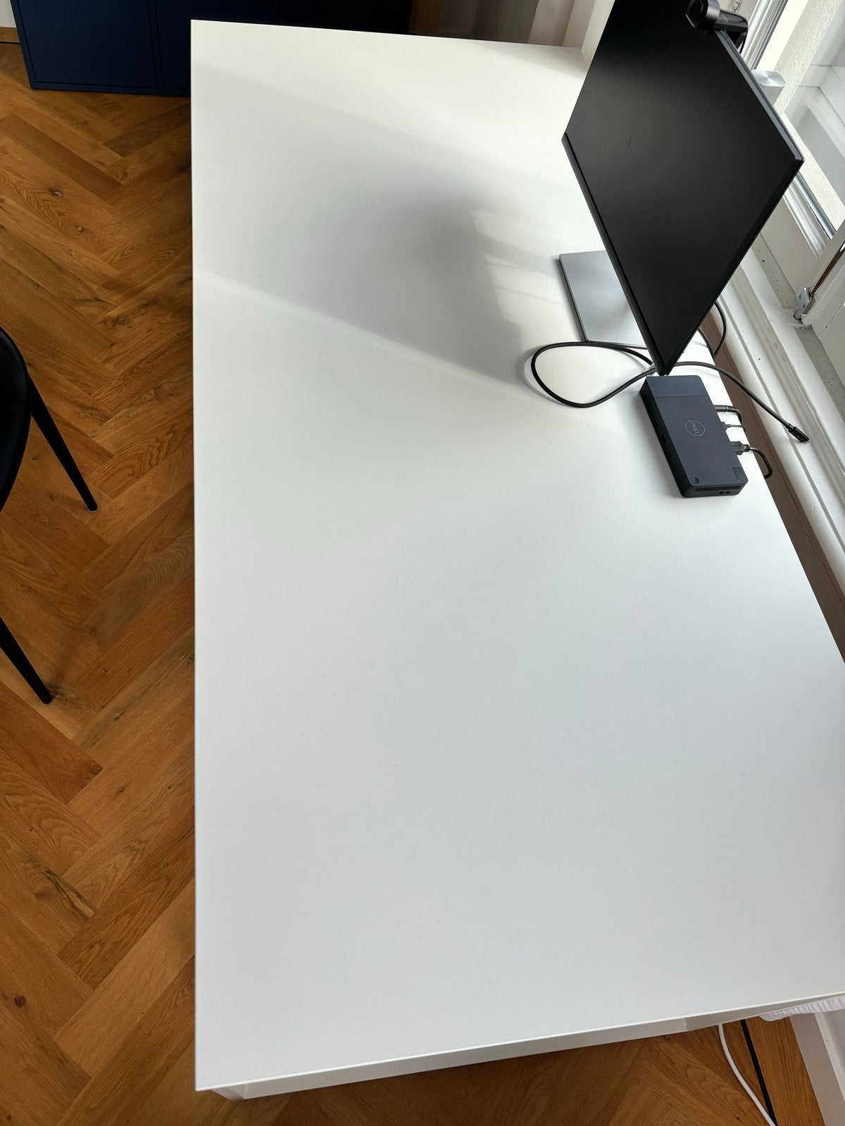 Modern wit bureau met metalen onderstel, Ophalen, Metaal, Zo goed als nieuw, Overige merken