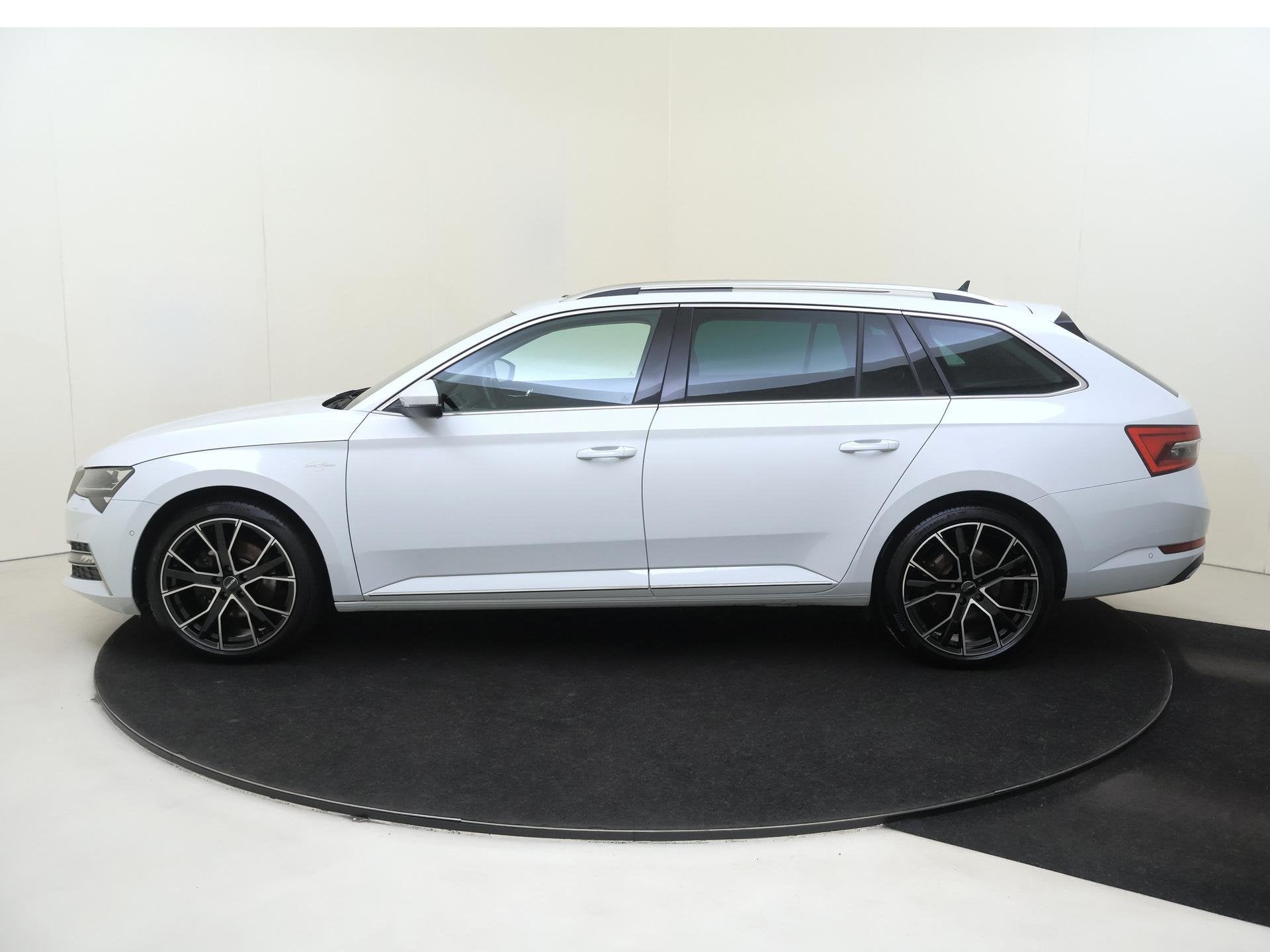 Skoda Superb Combi 1.4 TSI iV Laurin & Klement | SoH 95% | P, Stof, Gebruikt, 4 cilinders, Wit