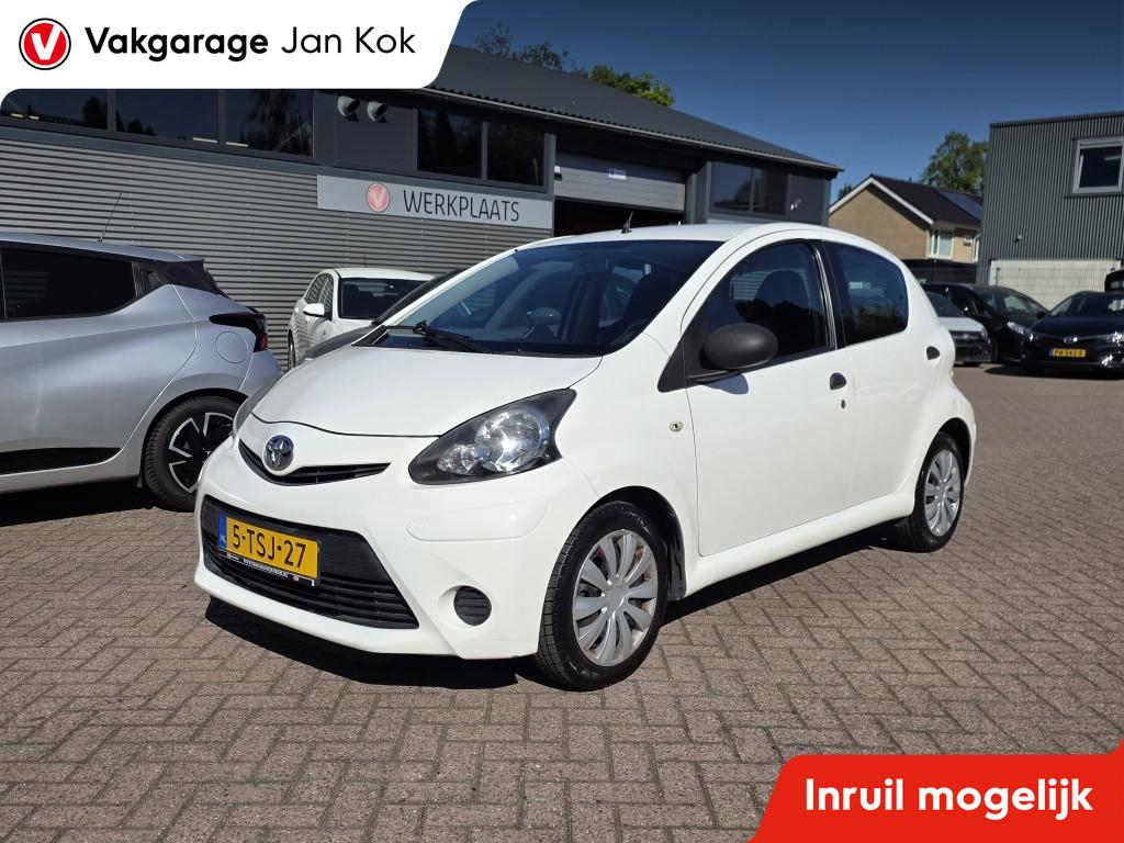 Toyota Aygo 1.0 VVT-i Now airco. (bj 2014), Auto's, Euro 5, Gebruikt, 4 stoelen, Origineel Nederlands