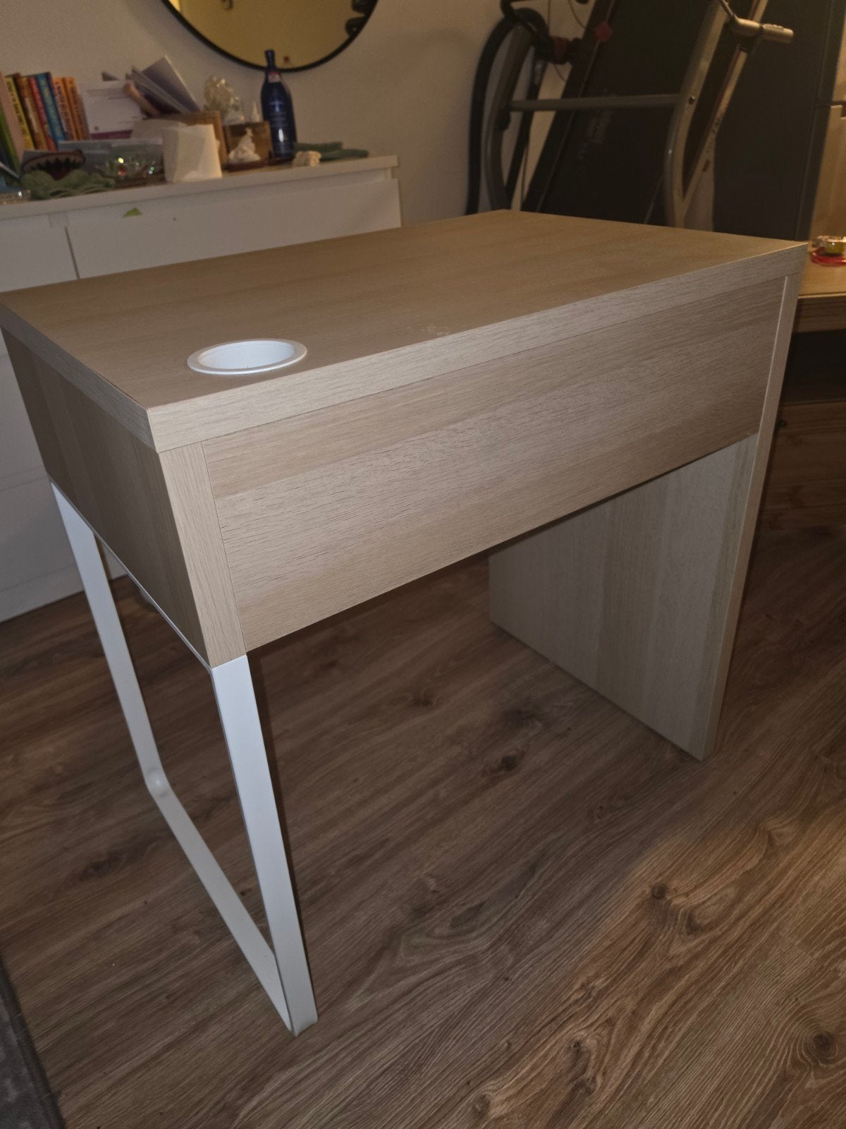 Modern ikea bureau met lade en kabeldoorvoer, Ophalen