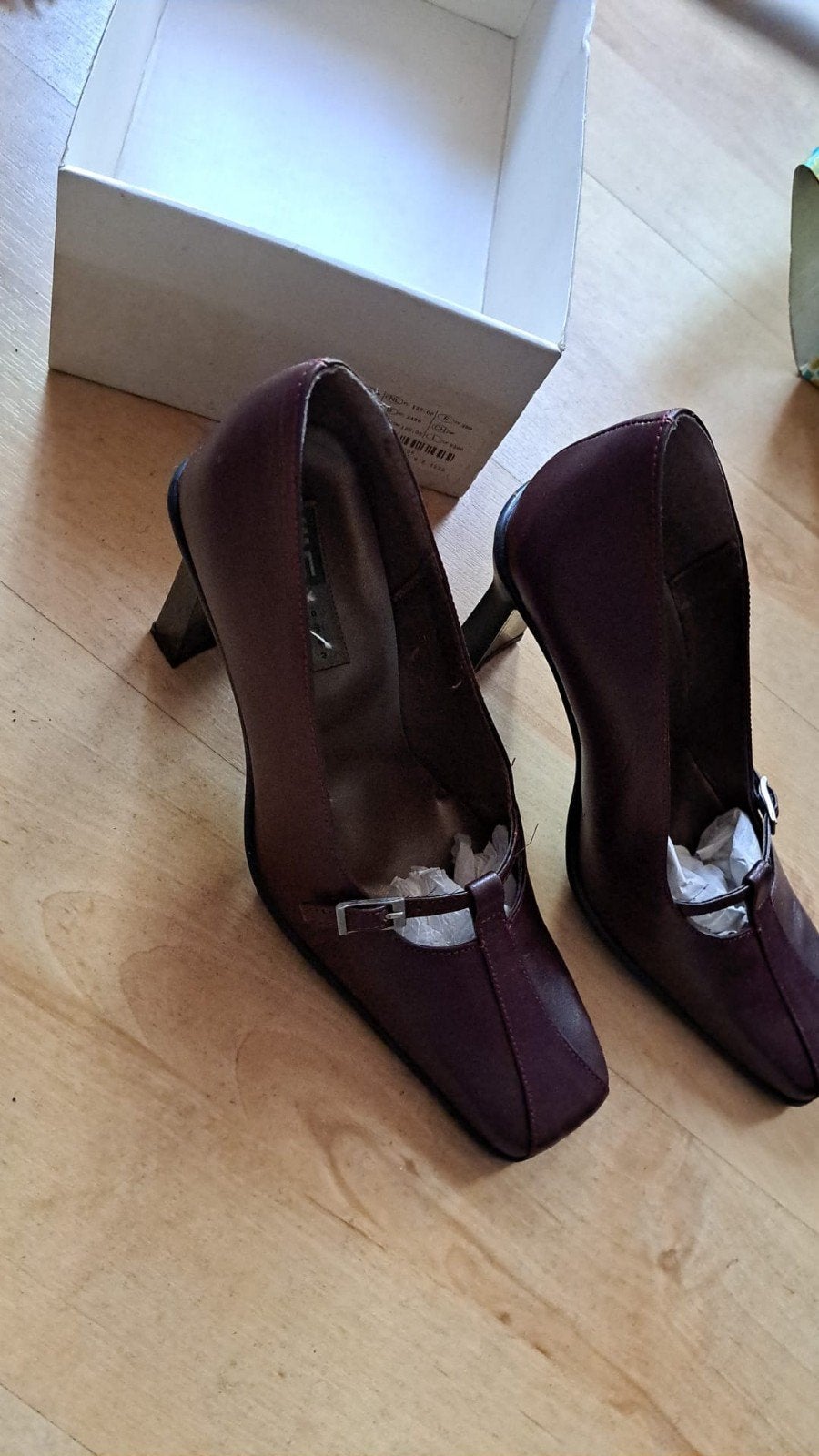 WE Bordeaux Pumps met Vierkante Neus en Gesp, Ophalen of Verzenden, Zo goed als nieuw, Rood