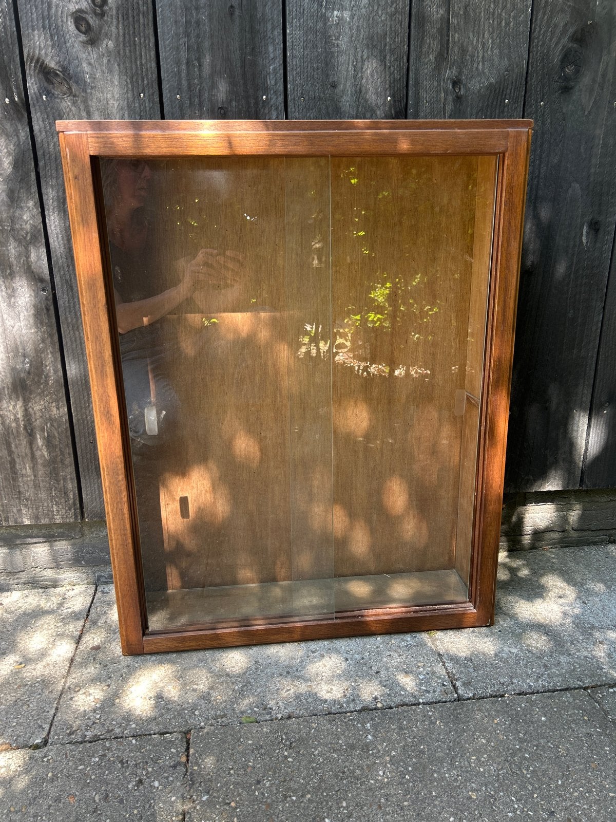 Houten vitrinekast met glazen schuifdeuren, Ophalen, Gebruikt, 50 tot 100 cm, Minder dan 25 cm