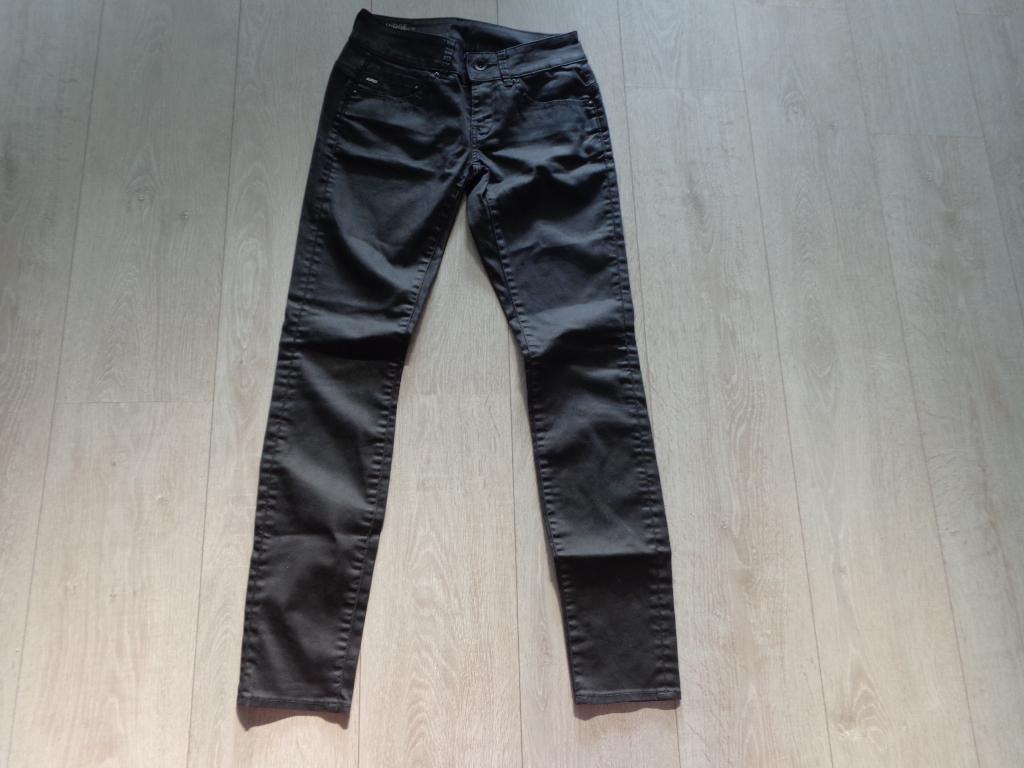 zwarte coated damesbroek van G-Star, maat 26/30, Zwart, Ophalen of Verzenden, Zo goed als nieuw, Maat 34 (XS) of kleiner