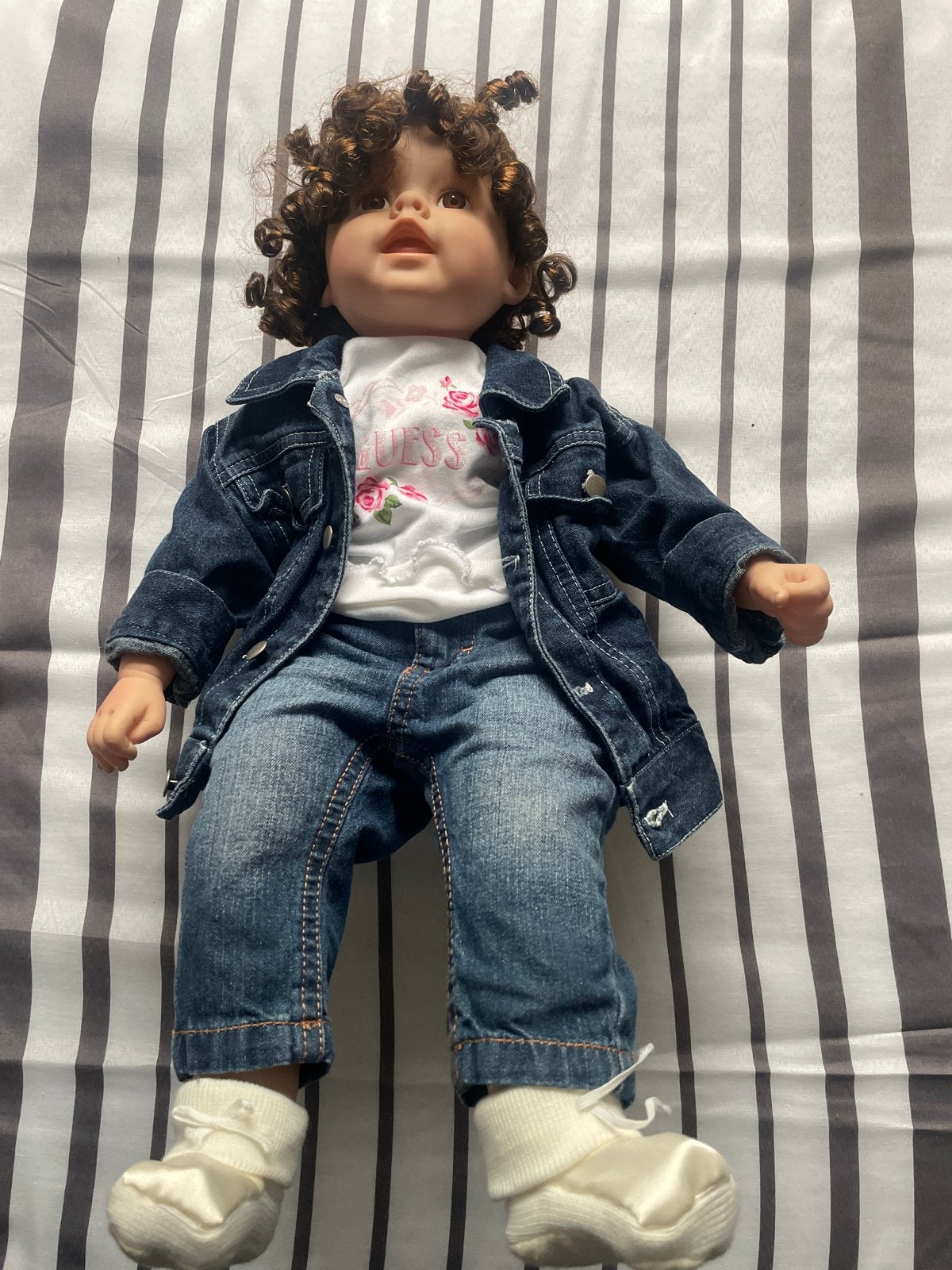 Realistische Babypop met spijkeroutfit, Ophalen, Zo goed als nieuw, Babypop