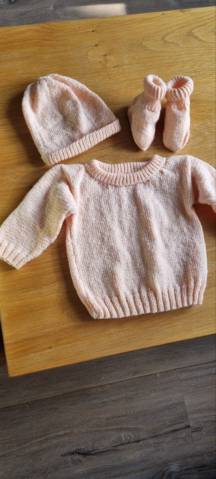 Handgebreid babytruitje met mutsje en sokjes maat 68/74, Kinderen en Baby's, Babykleding | Mutsen, Sjaals en Wanten, Ophalen of Verzenden