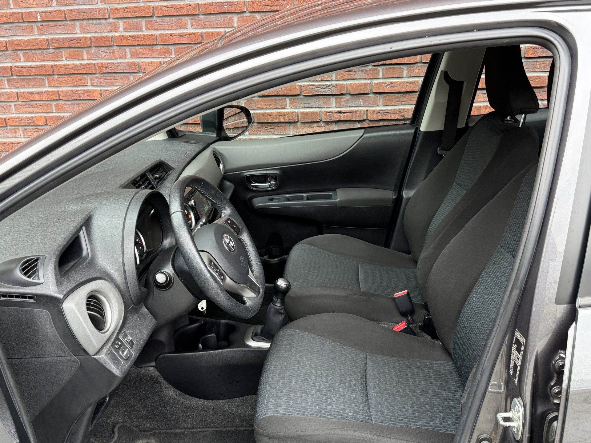 Toyota Yaris 1.0 VVT-i Aspiration 17inch Bleutooth 78dkm Sup, Auto's, Gebruikt, 750 kg, Bedrijf, Handgeschakeld