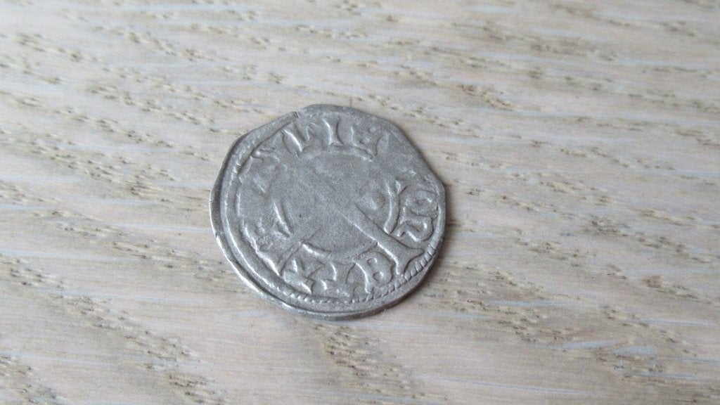 Zilveren middeleeuwse munt met afb kruis en wapenschild, Vóór koninkrijk, Zilver, Losse munt, Overige waardes
