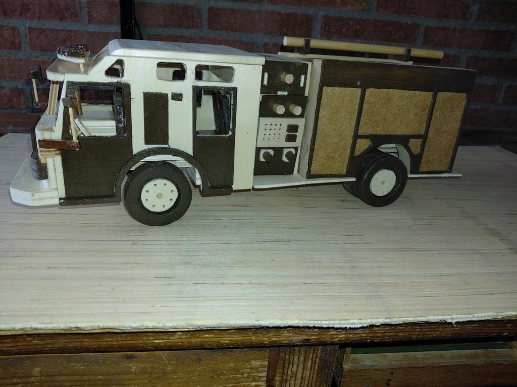 Handgemaakt houten brandweerwagen model, Hobby en Vrije tijd, Modelbouw | Auto's en Voertuigen, Overige merken, Gebruikt, Groter dan 1:32
