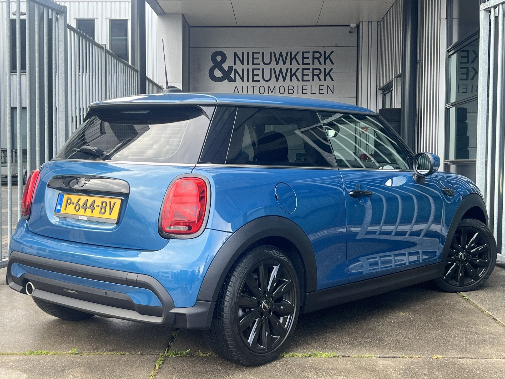MINI Mini 1.5 Cooper Business Edition | AUTOMAAT | CARPLAY/A, 136 pk, Gebruikt, Met garantie (alle), Leder en Stof