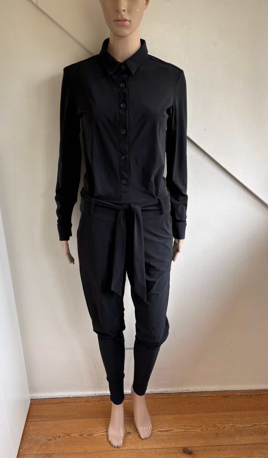 Studio anneloes travelstof jumpsuit maat xs zwart met riem, Kleding | Dames, Ophalen of Verzenden, Zo goed als nieuw, Maat 34 (XS) of kleiner