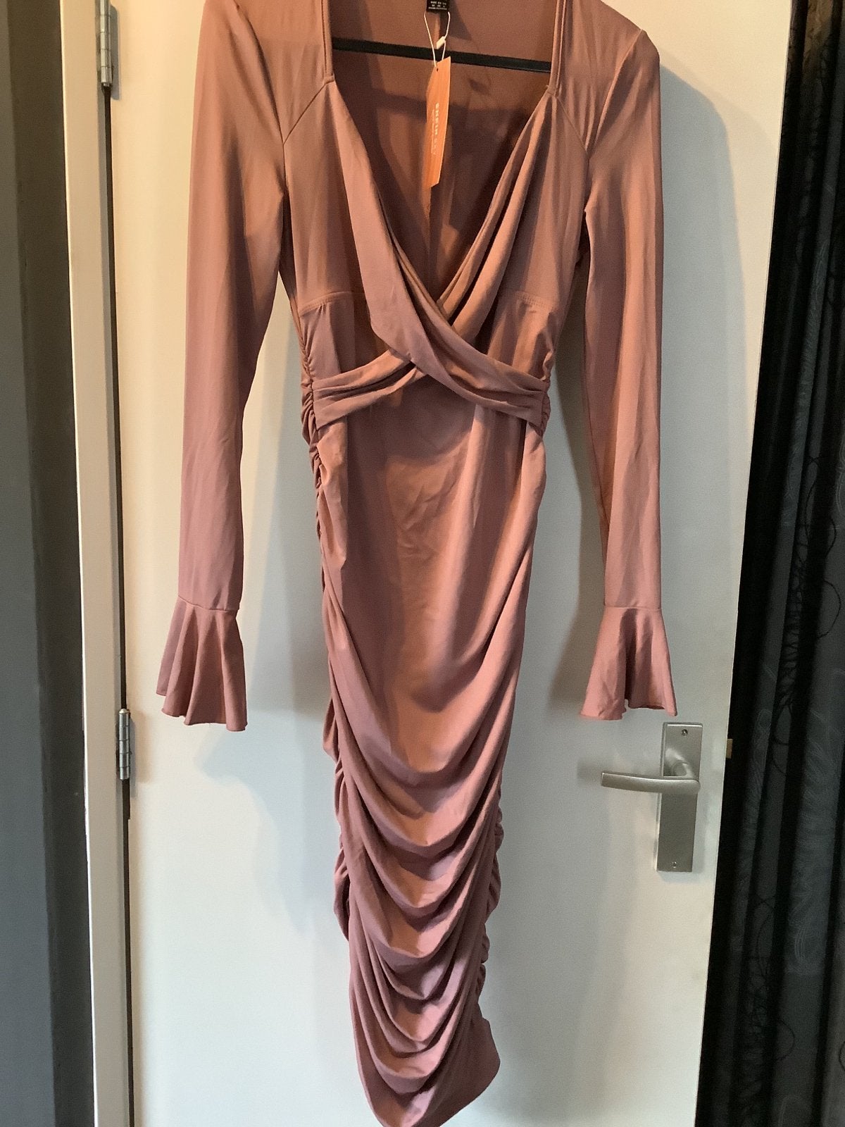 Nieuwe Shein Sheinelly midi jurk met ruches - Maat S, Kleding | Dames, Jurken, Nieuw, Ophalen of Verzenden, Roze, Maat 36 (S)