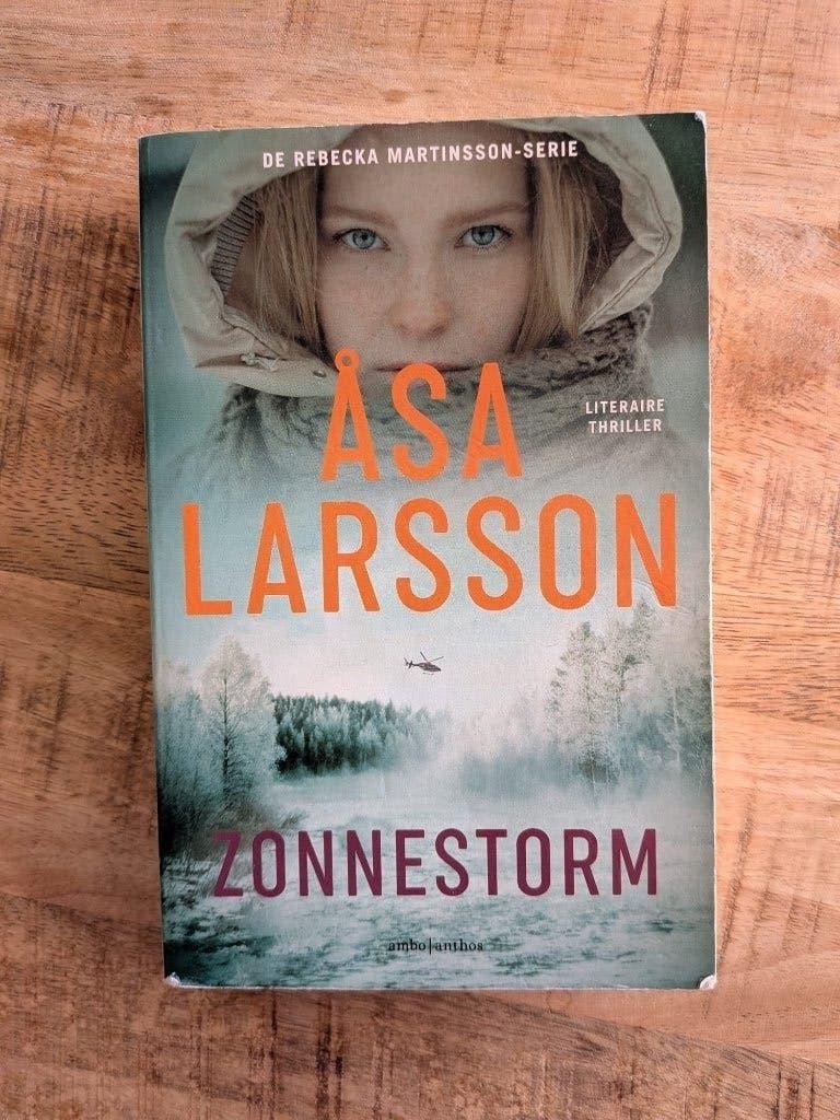 Zonnestorm - Asa Larsson, Boeken, Ophalen of Verzenden, Gelezen, Asa Larsson
