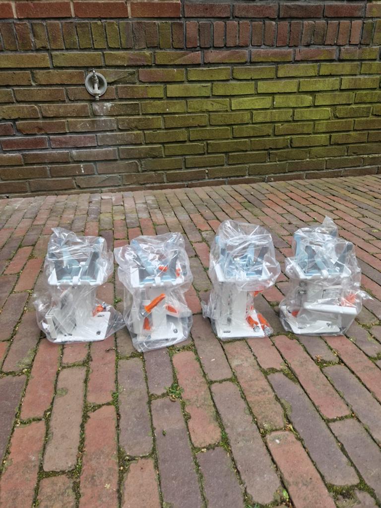 Nieuwe radiatorsteunen - Set van 4, Doe-het-zelf en Verbouw, Verwarming en Radiatoren, Ophalen, Nieuw, Overige typen